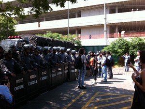 A Tropa de Choque fez um cordão de isolamento para evitar que os alunos se aproximem do prédio da reitoria, desocupado nesta madrugada após a PM cumprir uma ordem judicial. Setenta e três estudantes foram detidos e serão indiciados por dano ao patrimônio (Foto: Juliana Cardilli/G1)