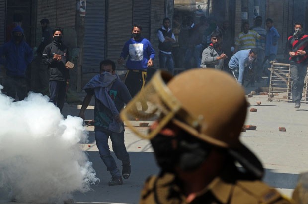 Nova arma seria "menos severa" que o cassetete; tática dividiu opinião de usuários nas redes sociais (Foto: Taussef Mustafa/AFP)