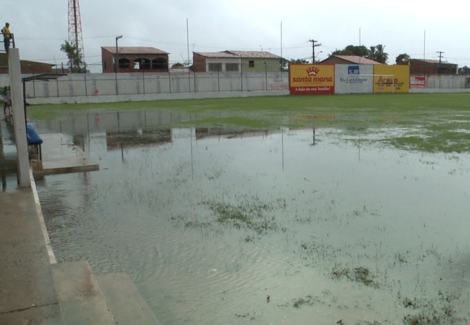 Chuva alaga estádio e partida entre São José e Santa Quitéria é adiada (Foto: Reprodução/TV Mirante)