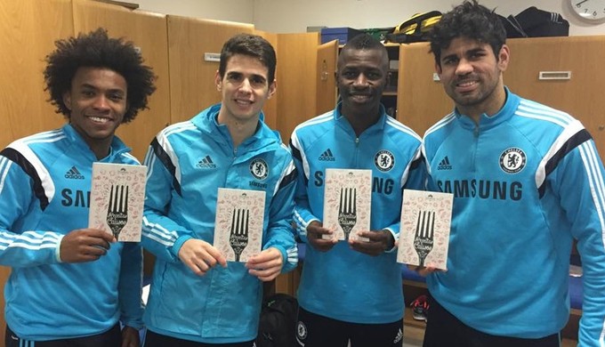 Willian, Oscar, Ramires e Diego Costa seguram o livro de receitas de Dona Rosa (Foto: Arquivo pessoal)