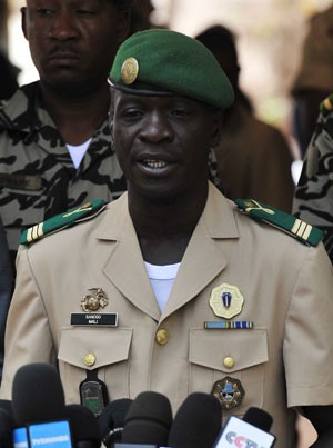 O capitão Amadou Sanogo fala à imprensa em campo militar de Kati, perto de Bamako (Foto: AFP)