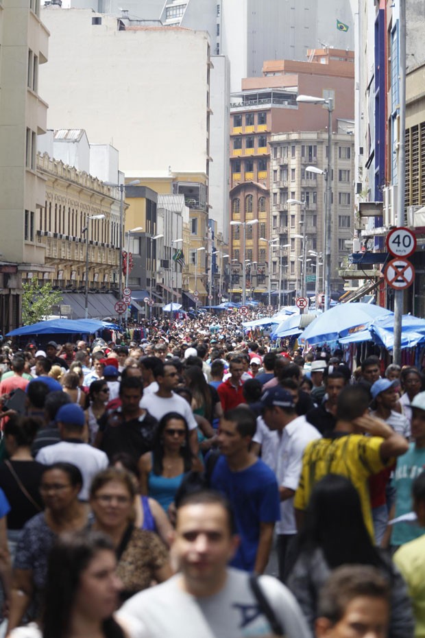 A multidão de compradores enfrentou uma manhã de calor, com termômetros registrando por volta de 30° Celsius. A previsão do tempo previu máxima de 28° na capital paulista. (Foto: Mario Ângelo/Sigmapress/Estadão Conteúdo)