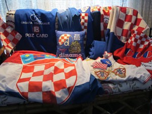 Família coleciona souvenirs e objetos da Croácia (Foto: Gabriela Gasparin/G1)