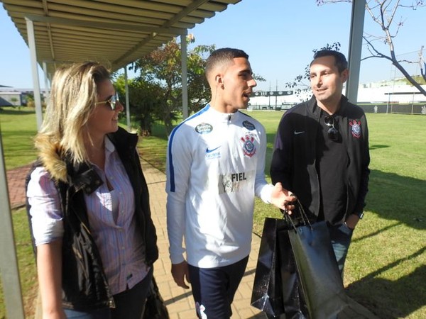 Gabriel vira guia em tour com torcedores no CT do Corinthians