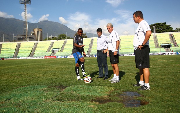 Grêmio faz reconhecimento do gramado no estádio do Caracas  (Foto: Lucas Uebel / Grêmio, DVG)