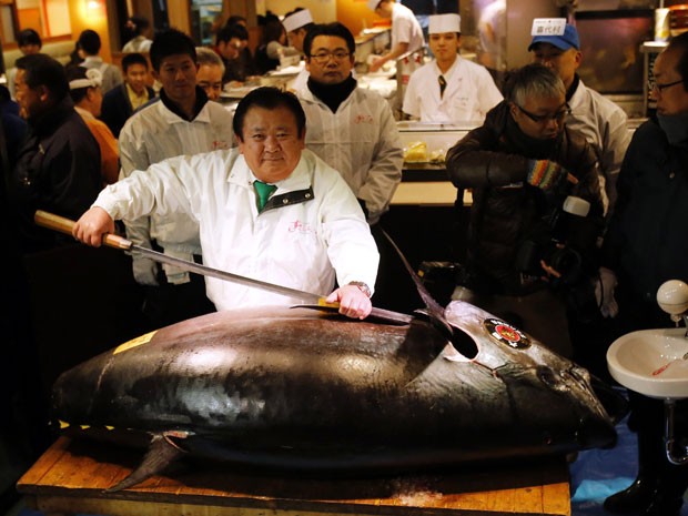 O dono da rede de sushis japonesa Kiyomura, Kiyoshi Kimura, posa com o atum bluefin de 230 kg comprado por R$ 166 mil no tradicional primeiro leilão do ano no mercado de Tsukiji, em Tóquio (Foto: Yuya Shino/Reuters)