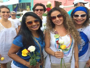 Margareth Alves, de branco, trocou perfume por flores na hora de presentear Iemanjá (Foto: Maiana Belo / G1 Bahia) Margareth Alves, de branco, trocou perfume por flores na hora de presentear Iemanjá (Foto: Maiana Belo / G1 Bahia)