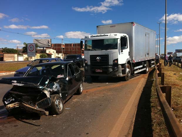 G1 Batida Entre Carro E Caminhão Na Estrutural No Df Deixa Um