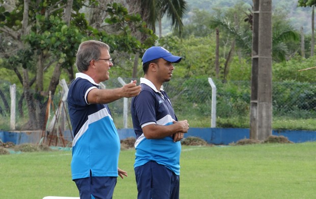 Beto Almeida cobra troca de passes e finalização dos jogadores (Foto: Caio Lorena / Globoesporte.com)