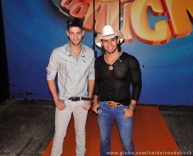 Munhoz e Mariano posam juntos antes de entrar no palco (Foto: Caldeirão do Huck/TV Globo)