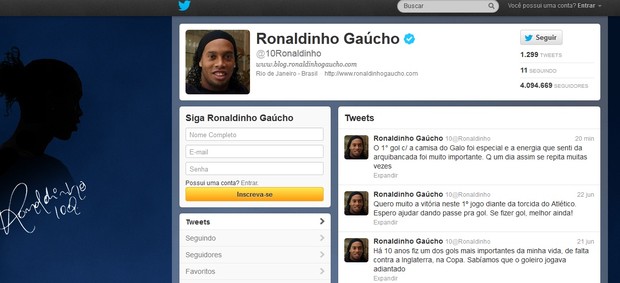 Ronaldinho Gaúcho comemora gol (Foto: Reprodução / Twitter)