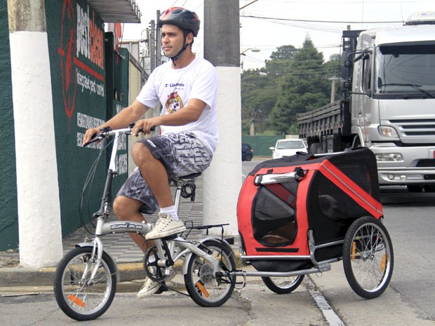 Transporte de cachorro com bicicleta em Jacareí (Foto: Carlos Santos/ G1)