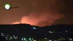 Vídeo da Ugarit News mostra fumaça no céu de Damasco (Foto: AP)