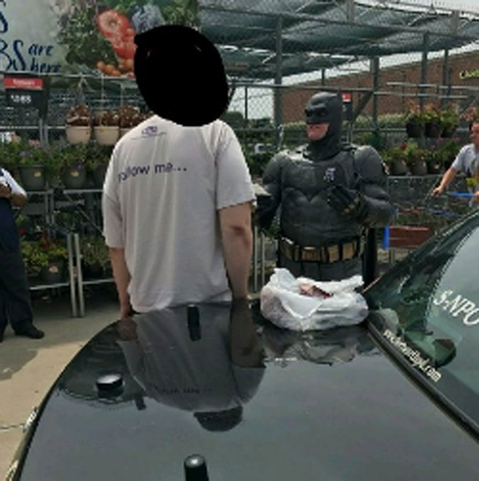 Policial vestido de Batman prende suspeito de roubo nos EUA (Foto: Officer Damon Cole/Twitter)
