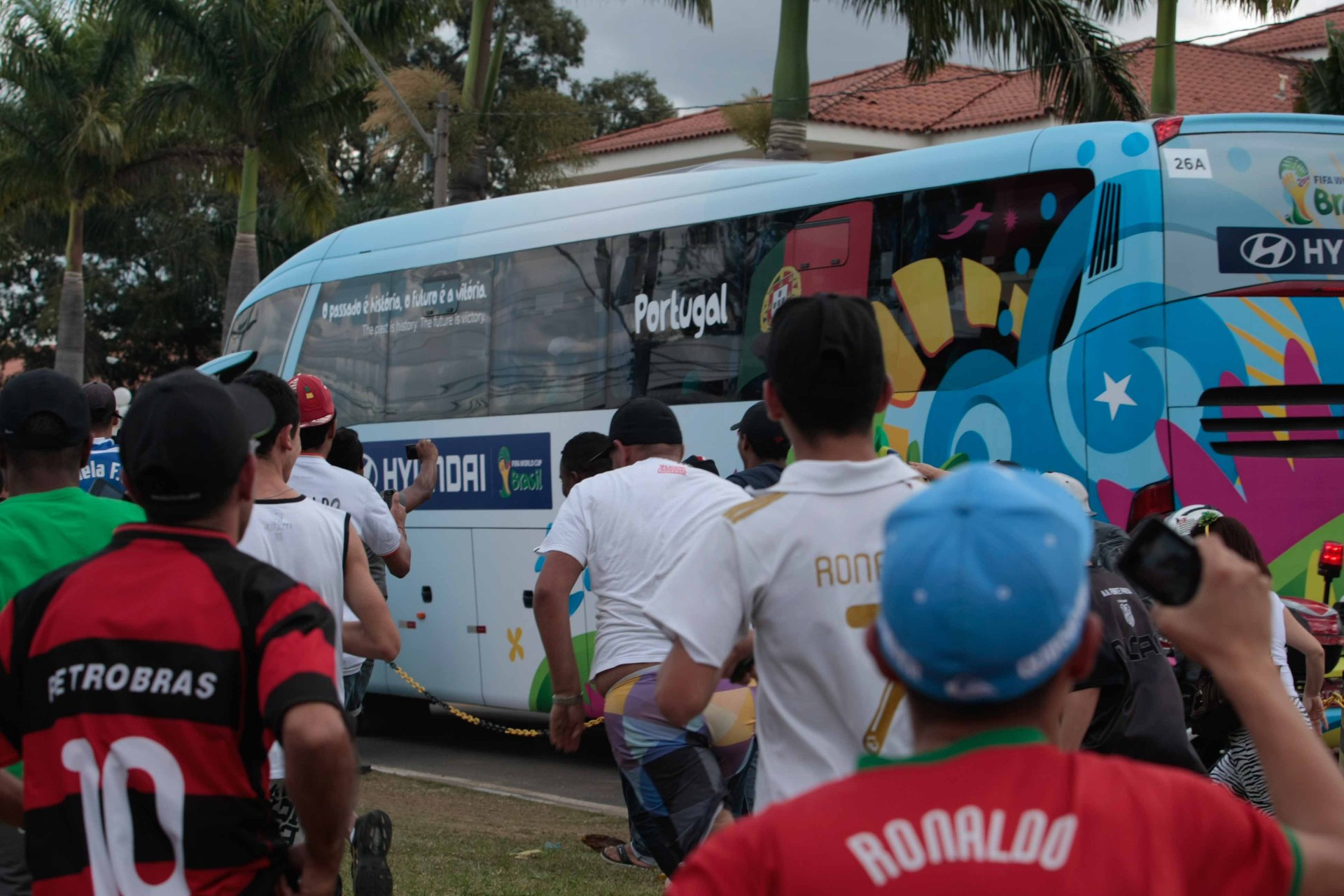 Ônibus da Seleção portuguesa (Foto:  Leo Franco / AgNews)