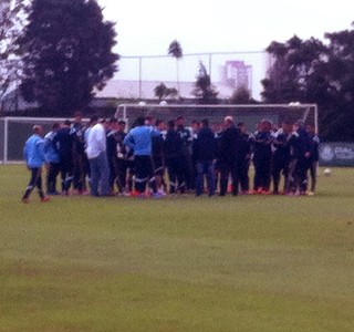 Treino do Palmeiras tem recreativo e conversa com diretor no gramado