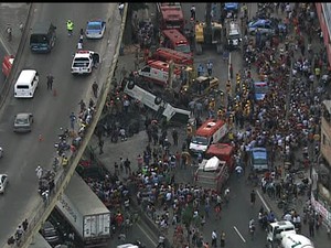 Ônibus caiu de viaduto na Avenida Brasil (Foto: Reprodução / GloboCop)