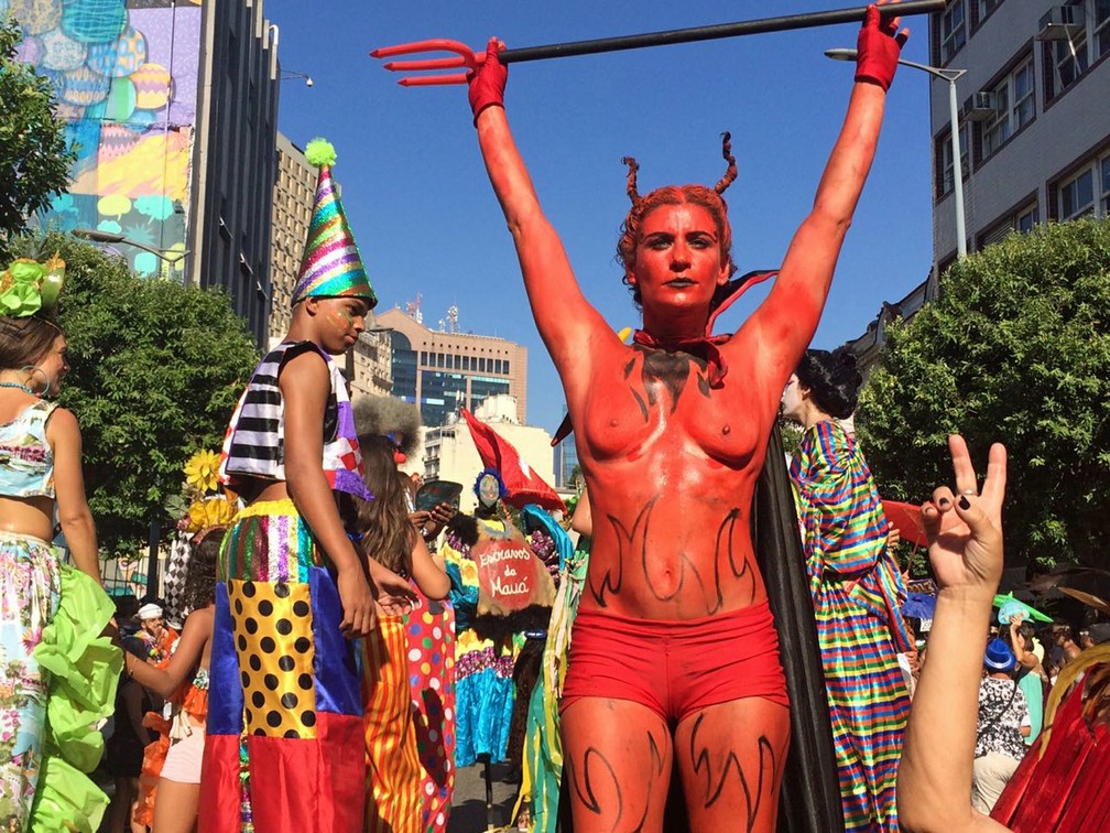 Integrante da Cia de Mystérios e Novidades, com seios à mostra, à frente do bloco Escravos da Mauá (Foto: Marco Antônio Martins/G1)