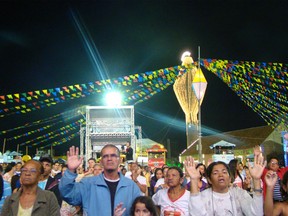 Na grade, o público assistia com emoção aos shows da noite religiosa, durante o São João de Caruaru (Foto: Thomás Alves/TV Asa Branca)