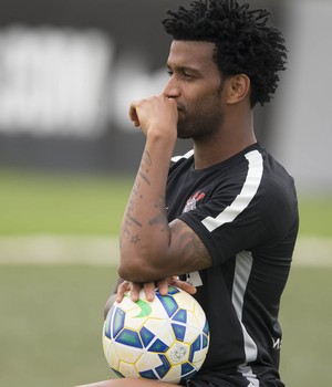 De novo na seleção do Brasileirão, Gil festeja ano muito bom na carreira