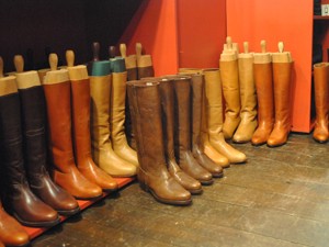 Lojas vendem produtos de luxo como botas com couro tratado (Foto: Luiza Carneiro/G1)