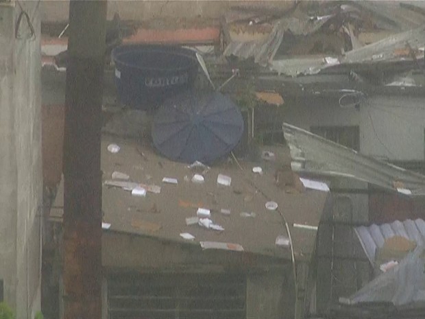Embalagens de pizza foram parar no teto de imóveis (Foto: Reprodução/TV Globo)