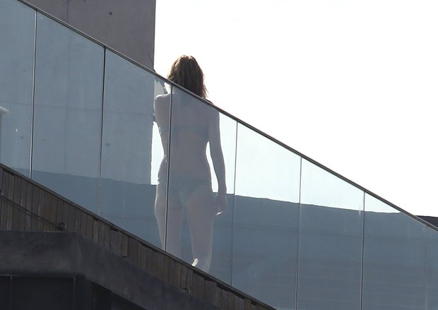 Kate Moss de biquíni em sacada de hotel no RJ (Foto: Gabriel Reis e Dilson Silva / Ag. News)