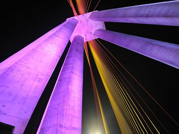 Durante todo o mês, a ponte receberá iluminação rosa (Foto: Alfredo Fernandes/Agecom)