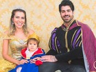 Adriana Sant'Anna se veste de rainha para fotos do aniversário do filho