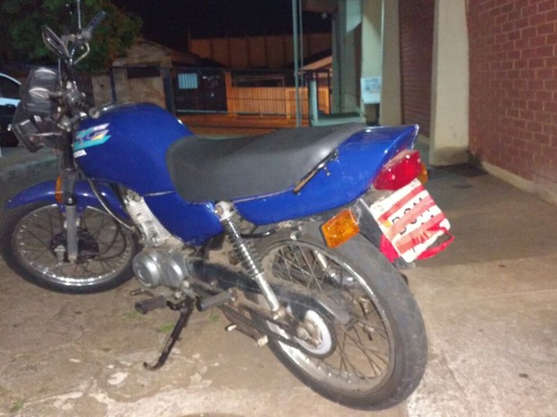 Motocicleta seria usada para praticar roubos (Foto: Polícia Militar/Divulgação)