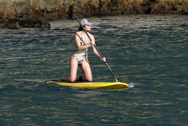 Maria Melilo faz stand up paddle (Foto: Marcos Ferreira / Foto Rio News)