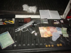 Policiais encontraram arma, dinheiro e explosivos (Foto: Divilgação/Polícia Militar)