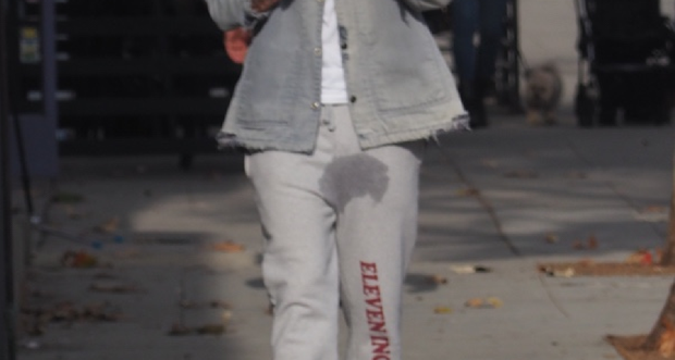 Justin Bieber com a calça molhada (Foto: The Grosby Group / Agência)