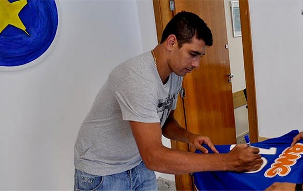 Diego Souza assina camisa do Cruzeiro (Foto: Divulgação / Site Oficial do Cruzeiro)