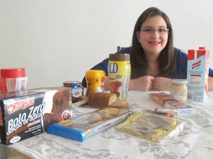 Beatriz compra diversos produtos diet (Foto: Mariane Rossi/G1)