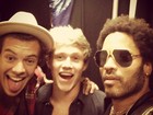 Lenny Kravitz posa com integrantes do One Direction