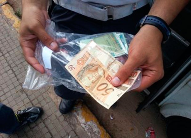 Um dos autuados foi preso por tentativa de suborno ao oferecer R$ 100 aos policiais (Foto: Kléber Teixeira/Inter TV Cabugi)