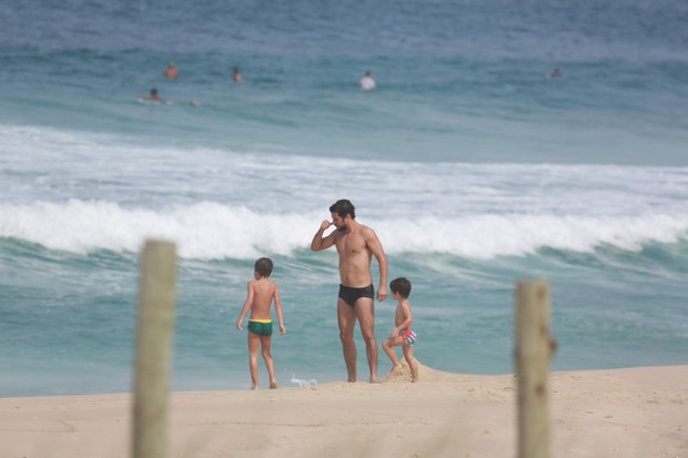 Daniel Oliveira e os filhos (Foto: Dilson Silva/Agnews)