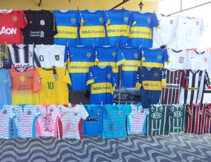 Camisas do Boca sendo vendidas na Baixada Santista (Foto: Fúlvio Feola / Globoesporte.com)