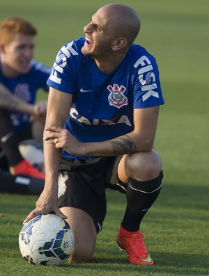 Perto de renovar, Fábio Santos brinca: 