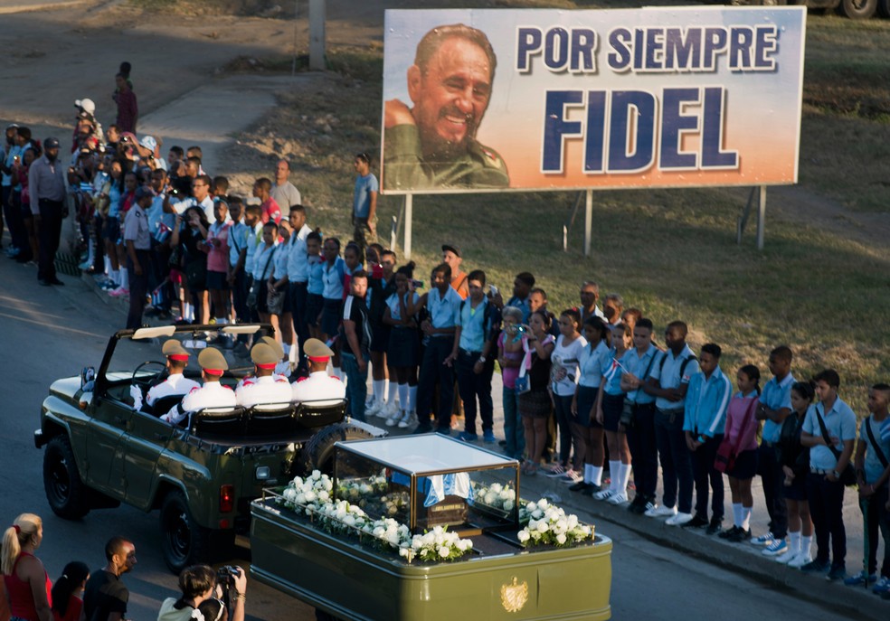 Cortejo com a urna funerária rumo ao cemitério Santa Efigência, em Santiago de Cuba (Foto: Ramon Espinosa/AP)