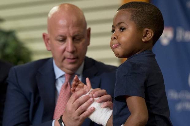 Médico L. Scott Levin observa a mão do paciente Zion Harvey, que foi submetido a um transplante duplo de mãos; ele teve pés e mãos amputados há alguns anos por uma infecção (Foto: AP Photo/Matt Rourke)