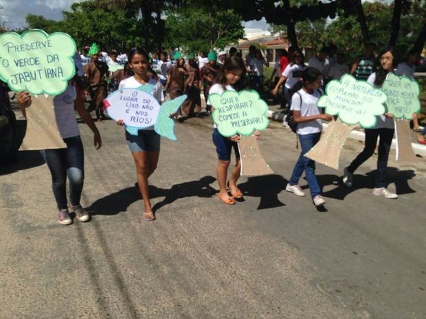 Estudantes e moradores do Bairro Jabotiana participaram da 12ª Caminhada Ecológica em Aracaju (SE) (Foto: Marta Araújo/Arquivo Pessoal)