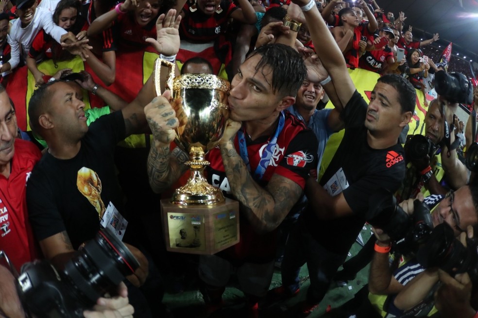 Guerrero beija a taça do Carioca, competição da qual foi o artilheiro com 10 gols (Foto: Gilvan de Souza)