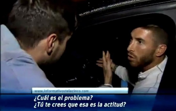 Torcedor cobra Sergio Ramos depois de Barcelona x Real Madrid (Foto: Reprodução)