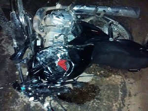 Moto ficou completamente destruída, no Espírito Santo (Foto: Internauta/ Gazeta Online)