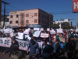 Manifestantes caminham com cartazes em Uruguaiana, RS (Foto: Rafael Ferreira/RBS TV)