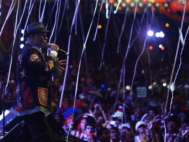 Antônio Nóbrega, homenageado da folia recifense, foi recebido com uma chuva de serpentinas (Foto: Luka Santos / G1)