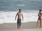 Sarado, Kayky Brito aproveita praia com amigos, no Rio