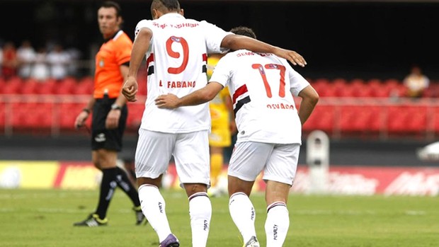 Luis Fabiano comemora gol do São Paulo contra o Mirassol com Osvaldo (Foto: Rubens Chiri / saopaulofc.net)